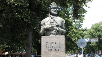 Морской парк неплохой в городе (вдоль моря километра на 2) с зоопарком, аквариумом. В самом городе есть туристическая пешеходка (б-р Князя Бориса I) - там же уютные уличные ресторанчики  в переулках. Бульвар выводит  к  Кафедральному Собору (фото выше). Интересно что в церквях там стоят скамейки рядами (как у католиков). Кроме церквей зданий особых пожалуй нет или не сохранились. Есть большой порт - но это практически пром-зона.