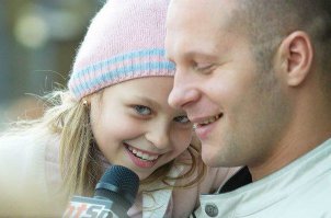 У дочки Федора даже взгляд круче чем вся эта стероидная семейка.