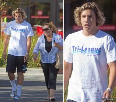 я один подумал что в майке и есть няня?