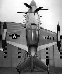 В 1947 году США испугались, что русские, двинувшись в Западную Европу, не дадут союзником пользоваться аэродромами. Срочно нужен был самолёт с вертикальными взлётом и посадкой (Vertical Takeoff and Landing — VTOL). И американские ВМФ и ВВС, опираясь на результаты немецких исследований, начали работу над проектом «Колибри» (Hummingbird).

В своих изысканиях в области VTOL американцы действительно мысленно отталкивались от проекта летательного аппарата, запатентованного в 1939 году профессором Генрихом Фоке (Heinrich Focke), создателем самолётов Focke-Wulf.

Разработка и постройка СВВП XFV-1 осуществлялась фирмой «Локхид» с 1950 г. одновременно с разработкой СВВП XFY-1 фирмы «Конвэр» но одним и тем же требованиям флота США к палубному вертикально взлетающему истребителю. По контракту стоимостью 10 млн. долл. предусматривалась постройка двух экспериментальных истребителей.
Как во время взлёта, так и во время посадки «Лосось» (11,27 метра в длину) пребывал в вертикальном положении, стоя на крестообразном хвосте с амортизатором и колёсиком на каждом из наконечников.

Состоящий из пары соединённых турбин T38, двигатель Allison YT40-A-6 мощностью 5850 лошадиных сил «заводил» пару трёхлопастных пропеллеров диаметром 4,88 метра каждый. Предполагалось, что, оторвавшись от земли, «Лосось» примет в воздухе обычное горизонтальное положение, а по возвращению опять перевернётся и сядет вертикально на хвост.
5 ноября 1954 года. Convair XFY-1 Pogo совершает демонстрационный полёт (фото unrealaircraft.com).

 

Согласно рассчётам, максимальная скорость «Лосося» должна была быть 933 км/час, а круизная 659 км/час. Вес: 5260 кг пустой, 7348 загруженный. Размах крыла 9,4 метра. На вооружении должны быть четыре 20-миллиметровых пушки или сорок шесть 70-миллиметровых ракет, размещённых в крыльях.
Чтобы попасть в кабину, пилоту приходилось использовать подобие строительных лесов.
В июне 1955 года проект XFV-1 был закрыт так же, как и проект Convair XFY-1 Pogo (280 рейсов на привязи в ангаре, один свободный полёт в 1954 году с переходами в горизонтальное положение).

Американская программа турбовинтовых, садящихся на хвост, была свёрнута полностью. После отмены опытные образцы были переданы аэрокосмическим музеям. Проект не был успешен по нескольким причинам: прежде всего, из-за недостатка мощности двигателя и надёжности в целом, а также из-за экспериментальных навыков, требуемых, чтобы пилот посадил самолёт на хвост.