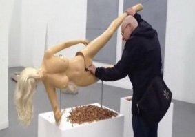 А вот девайс для колки орехов, но уже для более просторной кухни: