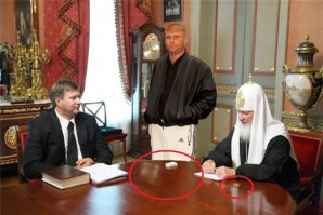 Свидетель есть, а на столе не отображается, а часы на руке Патриарха наоборот - отображаются, а на руке нет. Мистика !