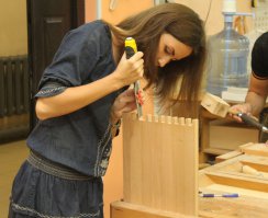 Жалко девочку. Пальчики у нее красивые.