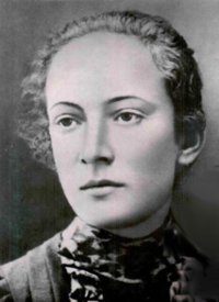 Розалия Землячка.
  Осенью 1920 года партия большевиков назначила её секретарём Крымского обкома РКП(б). Несгибаемая революционерка со стажем тут же вошла в состав Крымского ревкома. В компании с венгром Бела Куном и Георгием Пятаковым приняла активное участие в массовом уничтожении пленных белогвардейцев. 
Землячка заявила, что тратить патроны на пленённых врагов неразумно. Поэтому пленным привязали к ногам камни, погрузили на баржи и утопили в море. Таким образом было уничтожено более 50 тыс. человек. Когда вода была чистой, то на дне были видны нескончаемые ряды стоящих трупов. К слову надо заметить, что урна с прахом несгибаемой революционерки захоронена в Кремлёвской стене.