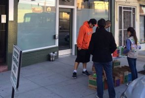 Эта девочка - гениальна !!! Если бы ещё к печенью продавала сок и минералку, то могла бы утроить выручку.