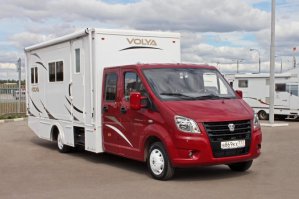 «ГАЗ» показал настоящий дом на колесах за 4 миллиона рублей

На московской выставке Moscow Off-road Show «ГАЗ» представил очень интересную модификацию новой «ГАЗели». Речь идет о полноценном доме на колесах.

В основе «дома» лежит «ГАЗель Next» с двойной кабиной — в задней части у нее установлен большой жилой блок, который оборудован кондиционером, газовым обогревом, туалетной комнатой с биотуалетом, умывальником, душевой кабиной, газовой плитой с вытяжкой, холодильником, микроволновой печью. Кроме того, в машине установлена просторная двухместная кровать. Ну а под капотом машины стоит дизельный двигатель Cummins ISF 2,8.
О рыночной перспективе дома на колесах на «ГАЗе» пока говорят с осторожностью. Увы, но в России подобные транспортные средства практически не пользуются спросом. К тому же цена такой модели немалая – около 4 млн рублей. 

3D тур по дому на колесах: