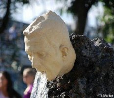 Как же з.а.е.б.л.а эта жопастая дура!!! Изо всех щелей она прет. Н.а.х.у.й ее нам навязывают?! Когда вижу в интернете эту дебильную фамилию, уже блевать тянет!