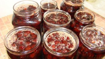 Варенье - лучшая посылка. Мне прислали родители варенье как-то в дальний гарнизон. Мы с корешем два литра ложками съели на месте без воды.