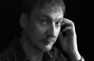 Дэвид Тьюлис - брат его родной.