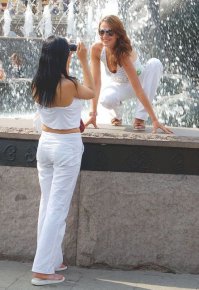 во-первых, где здесь-то юбки?
а во-вторых, пошло, вульгарно и убого. я понимаю, кто-то мужиков цепляет, но почему бы не делать это в клубах или в подобных местах, а не в общественных. на некоторых же противно смотреть!