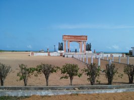 Через эти ворота французы вывозили негров в рабство.4-километровая Дорога рабов в окружении кокосовых пальм и статуй богов вуду, соединяющая городской центр и пляж, ранее принимающий корабли;
Ворота невозврата, завершающие эту дорогу.
А теперь негров в Париже больше чем местного населения ))))