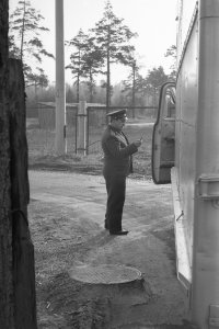 Товарищ Автор, но при чём тут фото товарища милиционера, спешно набирающего чей-то номер (очевидно, более высокого начальства)!!?