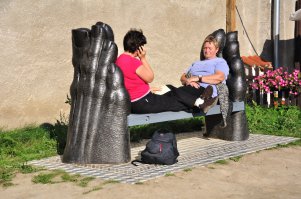 Вот такую скамеечку я заснял на улочках города Чешский Крумлов (его виды, кстати, масштабно фигурируют в фильме "Хостел").