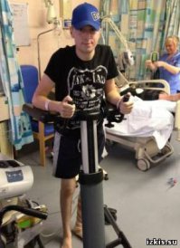 Чтобы сохранить юноше нормальную форму головы, врачи вставили ему в череп титановую пластину.
Отец Льюиса вспоминает тот страшный день так:

«По приезду в больницу, нам разрешили увидеть сына всего лишь на пару минут. Он был весь перебинтован, подключен к аппаратам и капельницам. Я взял его за руку и прошептал, чтобы он не сдавался».

Долгих 16 дней Льюис Годфри пребывал в коме, и врачи уже предупредили родителей, что в результате сильных повреждений мозга их сын вряд ли когда-то сможет ходить, а возможно, даже потеряет зрение и слух.

Тем не менее, парень умудрился и в третий раз удивить медиков. Вскоре после операции, он снова научился ходить, говорить, самостоятельно кушать. А спустя пять месяцев после трагедии Льюис уже даже строил планы по поводу возвращения на работу.
Чудо, произошедшее с Льюисом Годфри – это в том числе заслуга заботливого персонала медицинского центра Nottingham Queens. Здоровье Льюиса восстанавливали 6 врачей, 18 медсестер, 2 физиотерапевта, 2 профессиональных терапевта и другие медицинские работники. Кто-то из них «штопал» вены и артерии Льюиса, кто-то ремонтировал череп, кто-то – помогал снова встать на ноги.