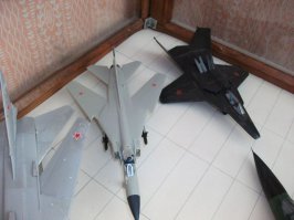 Есть и наши, но они в кадр не вошли. Просто обслуга у меня штатовкая (Hasegawa), поэтому и поставил то, что красивше.
