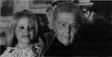 родная дочь Чапаева - Клавдия с своей правнучкой