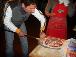 У свидомых взрыв шаблона: пицца на лопате? В Европе?