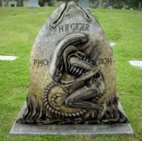 Надгробие на могиле Ханса Гигера.