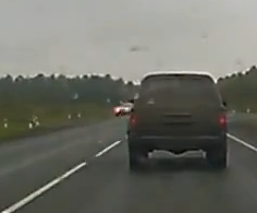 в этот момент у него жопа на асфальте, нос на обочине, а тот, кого он опережал, уже сзади..