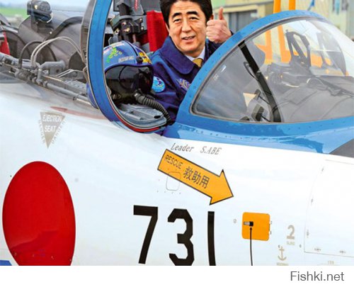 японский премьер в 2013 году сфотографировался не хило в истребителе...