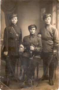 сохранилась фотография прадеда , слева