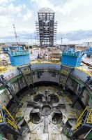 Двоякое впечатление от фото: 

С одной стороны - смонтированный стартовый стол откровенно радует.
С другой стороны - зачем нужна отделка стен изнутри? Первый же старт - и оно сгорит до бетона.