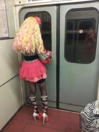 Автор снимка недалеко ушла от объекта съемки (см.отражение) =)