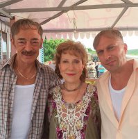 Почему Боярский не снимает шляпу? 