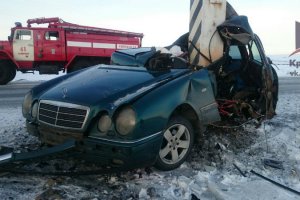 Такие боковые удары ни одна легковушка не выдержит. Просто в бюджетных машинках  за 8000 Евро меньше шансов выжить. На фото ниже водила выжил, машина обернулась вокруг столба.