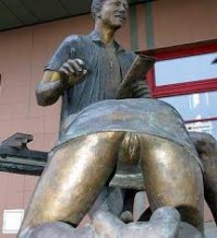 Любе титьки затрут однозначно. А это в Праге памятник, затёрли....