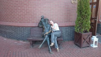 А у нас в Калининграде в "Рыбной деревне" есть вот такая скамейка с моряком. Может не особо креативная, но как украшение города и памятное местечко очень мило.