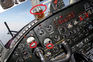 Ну автору вряд ли его друг с солидным стажем говорил про крен до 50 градусов...., хотя до 45 градусов это тоже до 50... и до 5 тоже до 50...эко вас с маркетинга прет ;). 
А так то прав, при том я не понял вообще зачем нужен стакан с жидкостью если на Ту-154, как и на указанном тут АН-30 в нижней части авиагоризонта находится механический указатель скольжения вроде строительного уровня только гнутый и не пузырек воздуха, а шарик(эти незабываемые воспоминания когда дорогой пилот-инструктор настоятельно советовал:"Держи цуко пилят шарик в центре ипана рот нах"№;%!") который без всяких наличий электричеств и все такое как раз "кажет" куда стремится масса. Хотя на Тушках не летал и не исключаю что может и есть какой нюанс типа тушка-колотушка очень боится скольжений и при отказавшем демпфере рыскания стакан просто для большей наглядности...
1. шарик в центре- чаек ровненько в кружке.
2. шарик левее- и жидкость стремится влево.