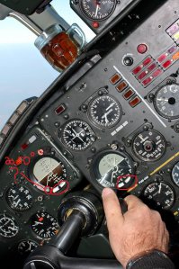 Ну автору вряд ли его друг с солидным стажем говорил про крен до 50 градусов...., хотя до 45 градусов это тоже до 50... и до 5 тоже до 50...эко вас с маркетинга прет ;). 
А так то прав, при том я не понял вообще зачем нужен стакан с жидкостью если на Ту-154, как и на указанном тут АН-30 в нижней части авиагоризонта находится механический указатель скольжения вроде строительного уровня только гнутый и не пузырек воздуха, а шарик(эти незабываемые воспоминания когда дорогой пилот-инструктор настоятельно советовал:"Держи цуко пилят шарик в центре ипана рот нах"№;%!") который без всяких наличий электричеств и все такое как раз "кажет" куда стремится масса. Хотя на Тушках не летал и не исключаю что может и есть какой нюанс типа тушка-колотушка очень боится скольжений и при отказавшем демпфере рыскания стакан просто для большей наглядности...
1. шарик в центре- чаек ровненько в кружке.
2. шарик левее- и жидкость стремится влево.