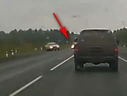 дружище, ну есть.. смотри немного раньше, через пару десятых секунды, а не через 2 секунды. он просто сразу оттормозился, увидев эту разблюдовку: