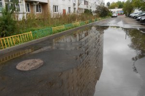 Вот. Положили новый асфальт, ко дню города.
Искупаться никто не хочет?