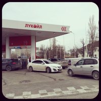 А тут что? Я тоже сдаю задом, если очередь на правостороннюю колонку большая. Бывает очередь машин с лючком справа огромная, а с лючком слева пусто:)