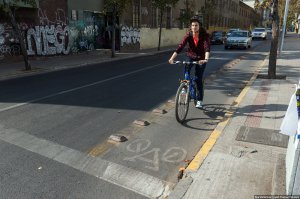 Второй вариант конечно гораздо лучше, но для того чтоб было совсем хорошо, было бы не плохо по линии разметки отделить велополосу бардюрчиками, а то для многих водителей эта разметка запрещающим знаком не является и будут они по вело дорожкам в обочечников играть.
По мне так идеальный вариант когда велосипедисты, машины и пешиходы отделены друг от друга, а то велосипед получается слишком медленный для нормального движения по дороге, но с_ка слишком шустрый для безопасного движения рядом с пешиходами.