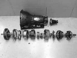 На драге дистанция всего 402 метра, там больше передач и не надо. На первой стартуешь, поймал зацеп-вторая пошла. Выкрутил вторую ткнул третью, а там и финиш. Автомат всё сам щёлкает, его надо по  оборотам настраивать под конкретный мотор. Кстати TH350 самая распространённая драговая акпп в мире.