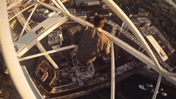 Когда вижу такие ролики, что-то щелкает в мозгу и появляется ожидание: а вдруг отпустит руки? Я ненормальный?