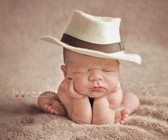 Если здорового просто спящего младенца начинать складывать - ручки подпирают подбородок, ножки враскорячку - он проснётся! 
Да, видела. У самой дочка была очень спокойной - только ела и спала до трёх месяцев, но если бы я начала её так гнуть... точно проснулась бы. И вообще, мне это кажется неестественным - так спящего "согнуть". Ладно, если это делает врач, а не абы кто. Да-да, я в курсе про хрящи и про то, что маленьких можно сгибать, как угодно.