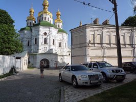 Был я там несколько лет назад, и немного прехренел от беспредела. Вот два фото - с одной стороны храма, и с другой.