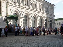 Был я там несколько лет назад, и немного прехренел от беспредела. Вот два фото - с одной стороны храма, и с другой.