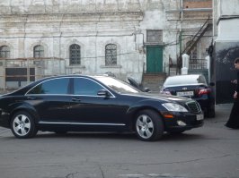 Был я там несколько лет назад, и немного прехренел от беспредела. Вот два фото - с одной стороны храма, и с другой.