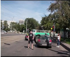 А кто вам сударь травмат то мешает приобрести???
И я не понимаю вашей логики, то есть если бы у нас в стране было разрешено свободное ношение короткоствольног "боевого" оружия то этот утырок вел бы себя на дороге по другому??? И что мешает этому же водителю уаза Вести с собой к примеру туже сайгу 410 или МК та вообще нарезная??? Или вообще он вок оказатся обычным участковым и иметь при себе табельное оружие! Тлько утырок не думает об этом он утырок! В его руки попал нелегальный ствол и он машет им на право налево! 
И давайте рассмотрим ситуацию когда водитель уаза открывает ответный огонь он либо попадает утырку по коропусу, пуля проходит на вылет и убивает кого нибудь в двенадцатой, а еще несколько раз мажет и пули летят в трамвай полный пассажиров! Вуаля все как вы хотели утырок повержен! Только вот водитель уаза садится в тюрьму!