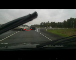 Дружище, ну нету там больше автомобилей. Только тот, которого он по обочине объехал. Остальные с регом попутно едут.