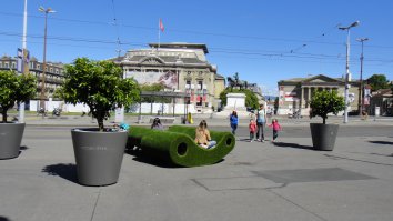 Три дня там с головой хватит, потом скучно становится.
Парки шикарные - это да. И оригинальные "лавочки" на остановках понравились.