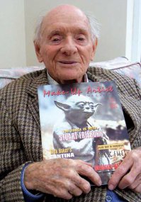 Внешность Йоды первоначально была создана британским художником-стилистом Стюартом Фриборном(на фото самый правый), который изображал лицо Йоды как смесь лиц: своего собственного и Альберта Эйнштейна(указывать нужно???), так как фотография последнего и вдохновила его на создание конечного образа...