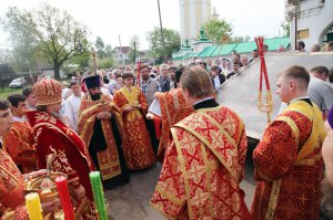 ...в Казанском соборе есть икона "прибавление ума", благодаря которой я бросил курить десять лет тому назад.
Я люблю этот маленький и старинный город. он упоминался в составе приданного матери Ивана третьего.

ПыСы А сраться на религиозные темы в постинге про старый русский город весьма некрасиво. В этом городе живут люди. Самые обыкновенные. Отнбдь не поражающие своей религиозностью.
А впрочем?
Вот добавлю Тутаевских фоток - на них изюминка города - крестный ход с местной святыней. В городе двадцать пять жителей. Все ли они на снимке?
Любимый мною отец Геннадий - очень веселый и добрый. Еще фотка с владыкой Рыбинским и Углическим Вениамином. 
Могила отца Павла Груздева жившего в городе. Не исключено что со временем святым будет... 
\все фото скачены из интернета\