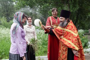 ...в Казанском соборе есть икона "прибавление ума", благодаря которой я бросил курить десять лет тому назад.
Я люблю этот маленький и старинный город. он упоминался в составе приданного матери Ивана третьего.

ПыСы А сраться на религиозные темы в постинге про старый русский город весьма некрасиво. В этом городе живут люди. Самые обыкновенные. Отнбдь не поражающие своей религиозностью.
А впрочем?
Вот добавлю Тутаевских фоток - на них изюминка города - крестный ход с местной святыней. В городе двадцать пять жителей. Все ли они на снимке?
Любимый мною отец Геннадий - очень веселый и добрый. Еще фотка с владыкой Рыбинским и Углическим Вениамином. 
Могила отца Павла Груздева жившего в городе. Не исключено что со временем святым будет... 
\все фото скачены из интернета\