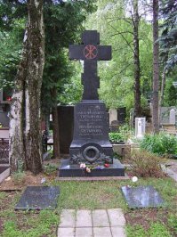 ...в Казанском соборе есть икона "прибавление ума", благодаря которой я бросил курить десять лет тому назад.
Я люблю этот маленький и старинный город. он упоминался в составе приданного матери Ивана третьего.

ПыСы А сраться на религиозные темы в постинге про старый русский город весьма некрасиво. В этом городе живут люди. Самые обыкновенные. Отнбдь не поражающие своей религиозностью.
А впрочем?
Вот добавлю Тутаевских фоток - на них изюминка города - крестный ход с местной святыней. В городе двадцать пять жителей. Все ли они на снимке?
Любимый мною отец Геннадий - очень веселый и добрый. Еще фотка с владыкой Рыбинским и Углическим Вениамином. 
Могила отца Павла Груздева жившего в городе. Не исключено что со временем святым будет... 
\все фото скачены из интернета\